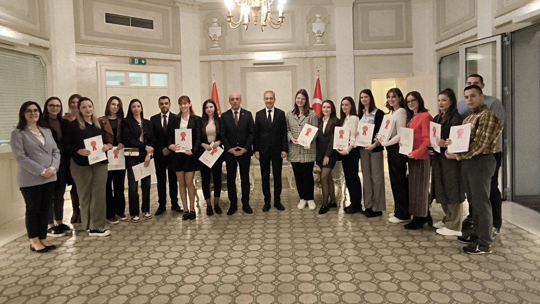 Belgrad'da Türkçe öğrenen öğrenciler sertifikalarını aldı.